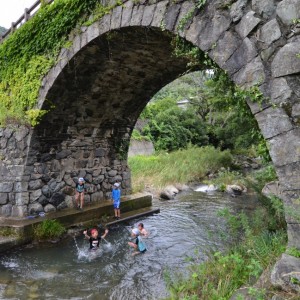 里の水遊び